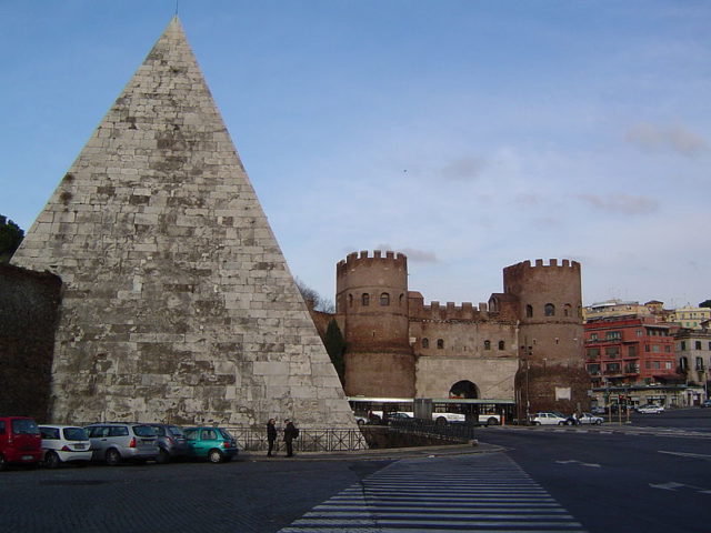 The pyramid and Porta San Paolo. Author: Joris – CC BY-SA 3.0