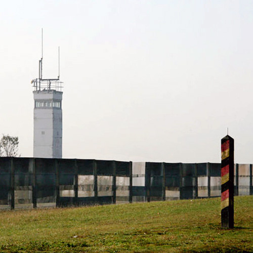 The tower and the fence. Author: Pc fish – CC BY-SA 3.0