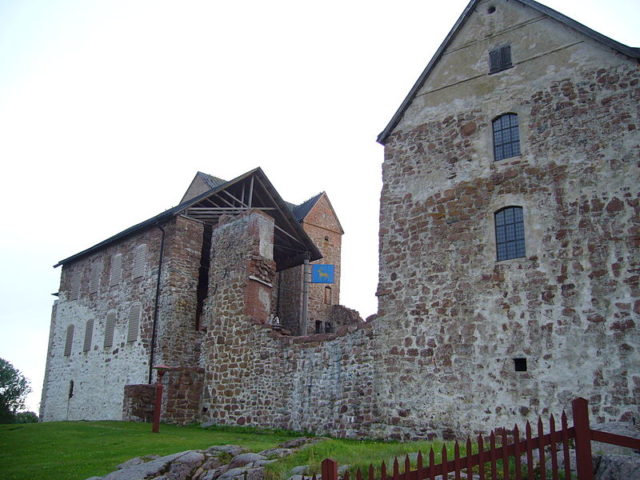 View of the castle walls and buildings. Author: Jukka – CC BY 2.0