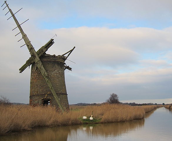 It is placed on the west bank on the Waxham New Cut/ Author: Alethe – CC BY-SA 3.0