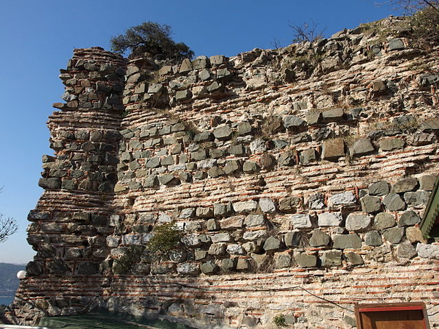 Parts of a wall/ Author: Mark Ahsmann – CC BY-SA 3.0