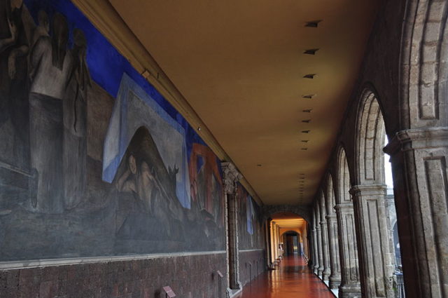 A long corridor painted with murals. Author: Lsalgador82 – CC BY-SA 3.0