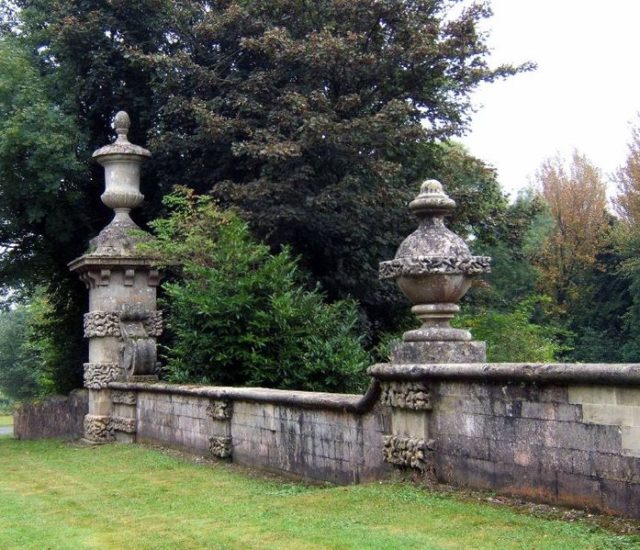 A wall that leads to the entrance gate. Author: Rictor Norton & David Allen – CC BY 2.0