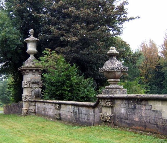 A wall that leads to the entrance gate. Author: Rictor Norton & David Allen – CC BY 2.0