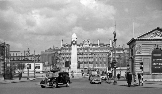 After the removal of the arch. Author: Ben Brooksbank – CC BY-SA 2.0