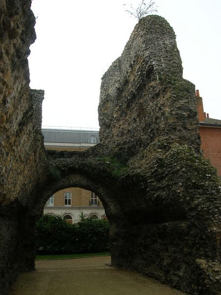An archway in ruins. Author: R Sones – CC BY-SA 2.0
