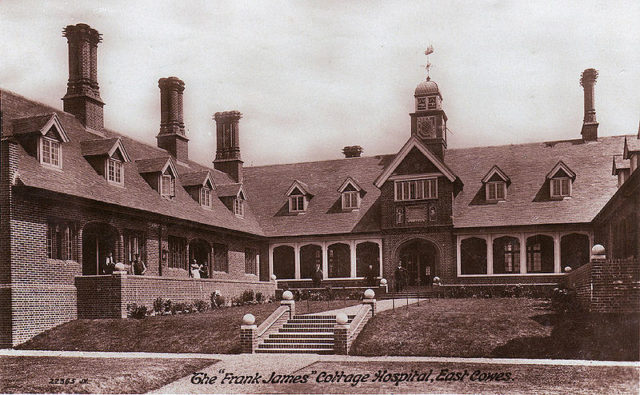 An old photo of the hospital. Author: Cowes Shalfleet – CC BY 3.0
