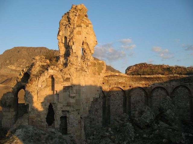 Bana Cathedral ruins. Author: Martijn Munneke – CC BY 2.0