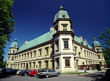 The castle’s entrance today. Author: DocentX – CC BY-SA 3.0