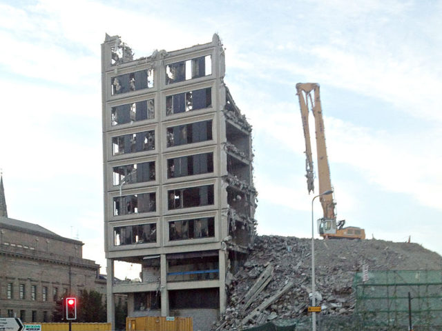 During the demolition process. Author: Nick Birse – CC BY-SA 3.0