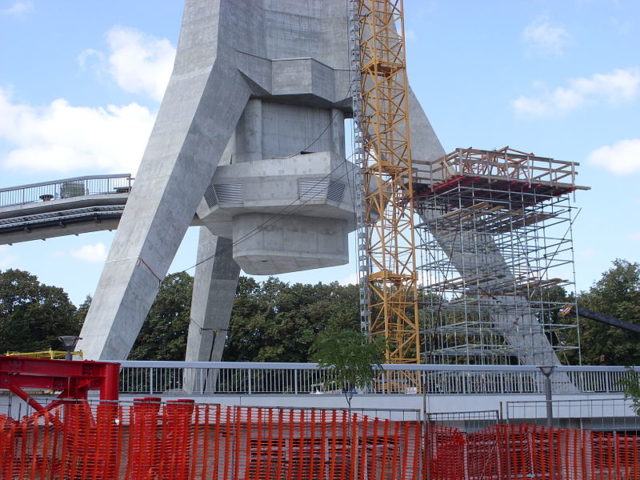 During the reconstruction of the equilateral triangle-platform. Author: Julian Nyča – CC BY 3.0