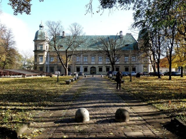 Front view of the castle. Author: Hiuppo – CC BY-SA 3.0