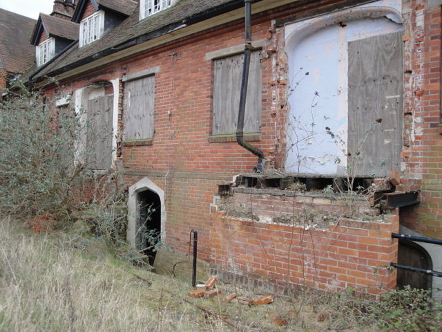 The hospital in a derelict state. Author: Editor5807 – CC BY 3.0