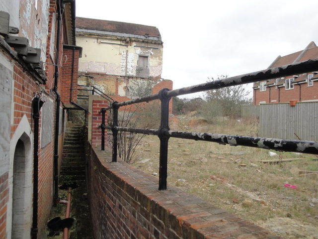 Part of the abandoned hospital. Author: Editor5807 – CC BY 3.0