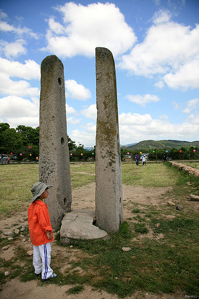 Part of the old flag pole. Author: Junho Jung – CC BY-SA 3.0