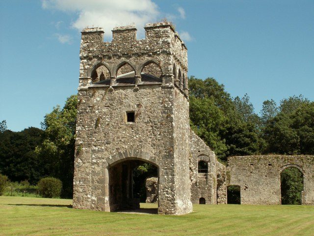 Part of Lamphey Bishop’s Palace (the 13th-century Inner Gatehouse) that originally had walls attached on each side, thus dividing the inner from the outer courtyard/ Author: Robert Edwards – CC BY-SA 2.0