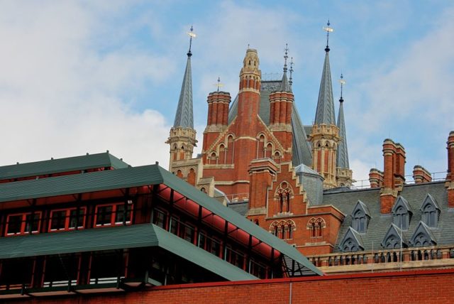 Photo of the roof of the hotel. Author: Mike Peel – CC BY-SA 4.0