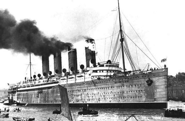 RMS Mauretania (1906) at port