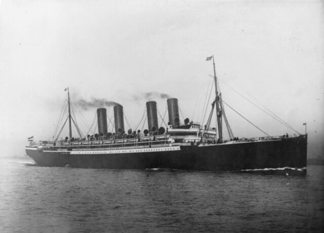 SS Kaiser Wilhelm der Grosse leaving port