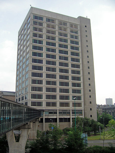 Tayside House with the walkway. Author: Ydam – CC BY-SA 3.0