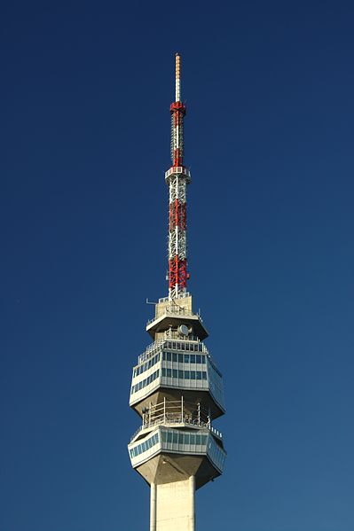 The antenna on top of the tower. Author:  Aktron – CC BY 3.0