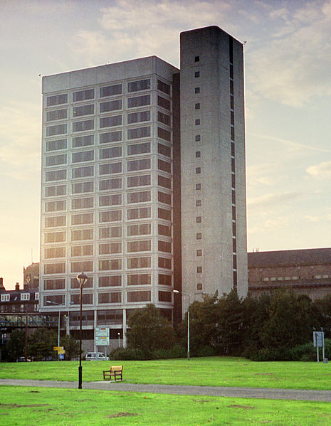 The building in 1998. Author: Yottanesia – CC0