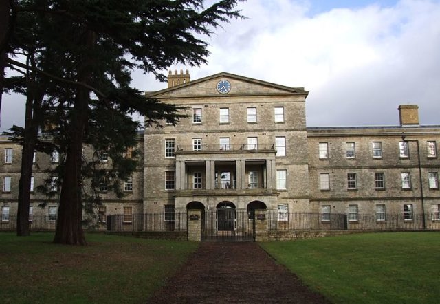 The front of the hospital in 2009. Author: Moriarty01 – CC BY-SA 3.0