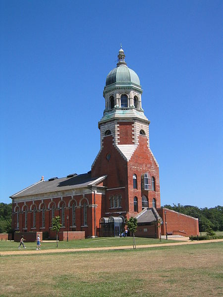 The hospital’s chapel. Author: AlanFord