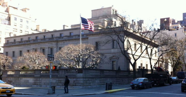 The house located on 1 East 70th Street, Manhattan, New York. Author: Leonard J. DeFrancisci – CC BY-SA 3.0