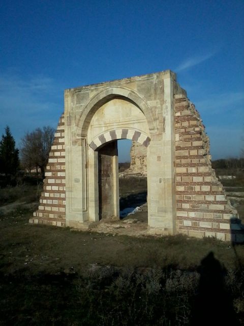 The ruin of Felicity Gate. Author: Mirada – CC BY 2.5