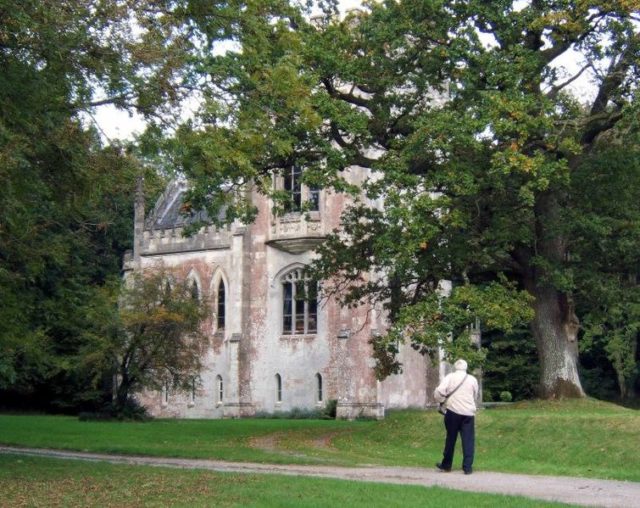 What remains of Fonthill Abbey. Author: Rictor Norton & David Allen – CC BY 2.0