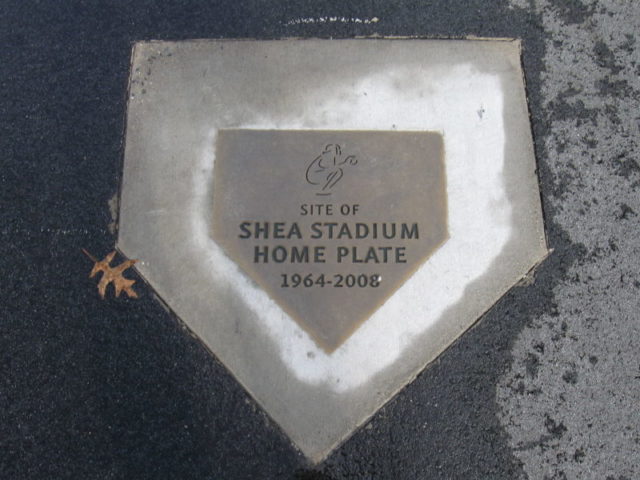 Plaque commemorating the location of Shea Stadium’s home plate, now in Citi Field’s parking lot – Author: Commandr Cody – CC BY-SA 3.0