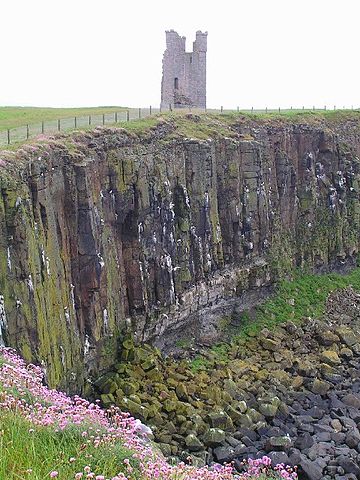 Gull Crag Cliffs and Lilburn Tower/ Author: Nigel Chadwick – CC BY-SA 2.0