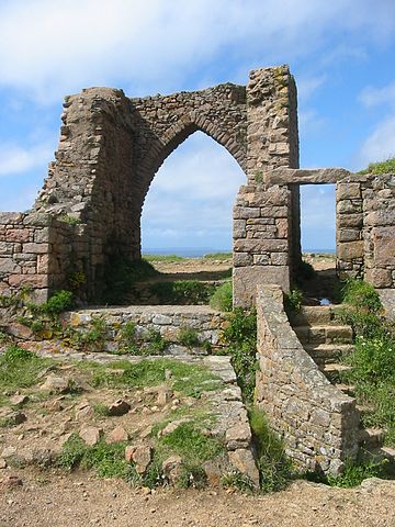 The archway of the gatehouse is the only surviving part that still stands practically untouched.