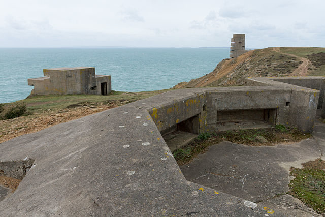 This remnant of WWII is situated on the coastal heathland area of Les Landes in the northwestern part of Jersey/ Author: Danrok – CC BY-SA 3.0