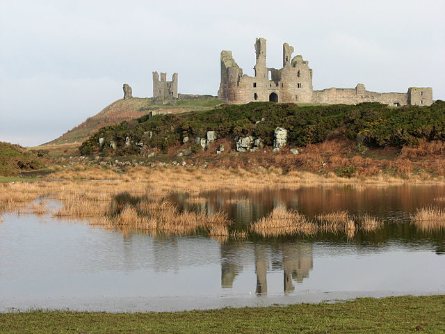 The ruins reflected in the southern mere/ Author: John Sutton – CC BY-SA 2.0