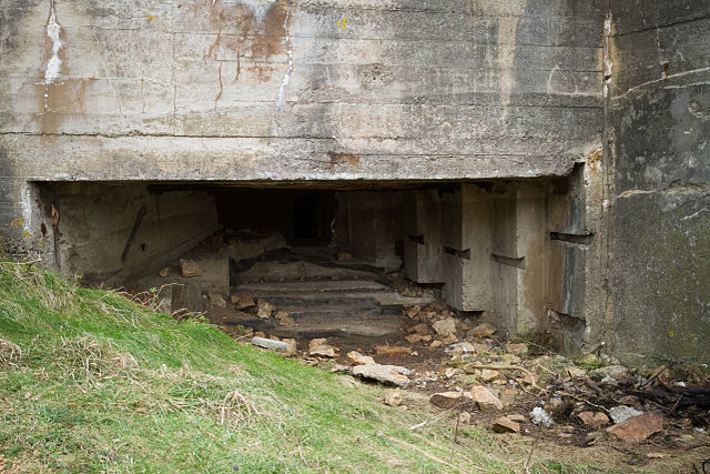 An embrasure in the bunker next to the MP3 tower/ Author: Danrok – CC BY-SA 3.0