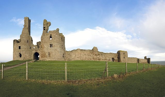 The gatehouse and the curtain walls/ Author: Tim Simpson – CC BY-SA 2.0