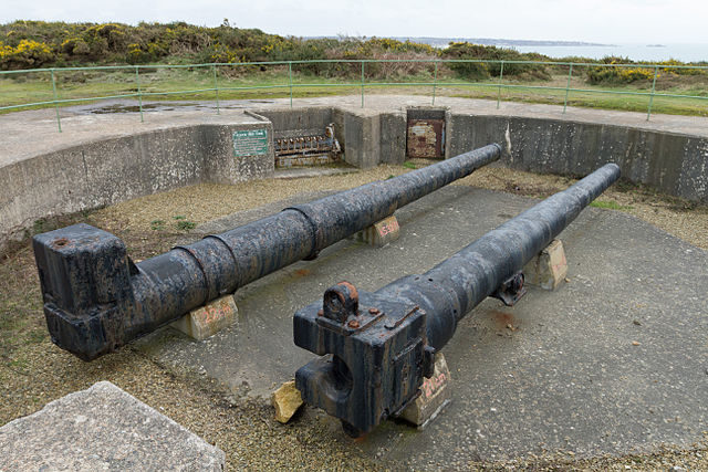 Gun emplacement with two cannon barrels, which weren’t originally placed at Moltke/ Author: Danrok – CC BY-SA 3.0