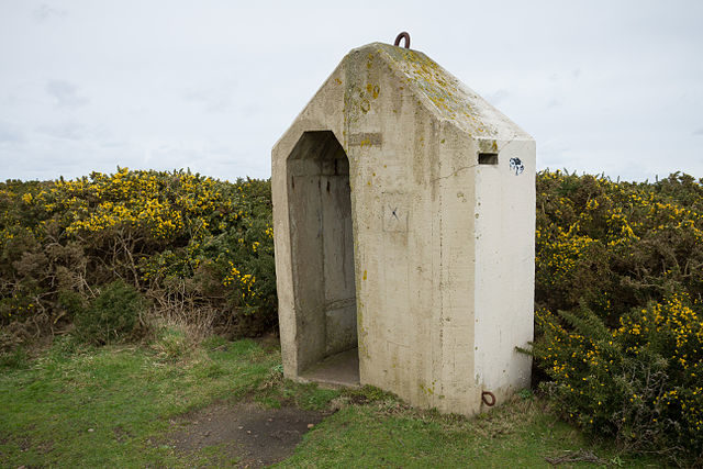 A concrete sentry box with inscription 20.10.42, which probably informs of the day it was made/ Author: Danrok – CC BY-SA 3.0