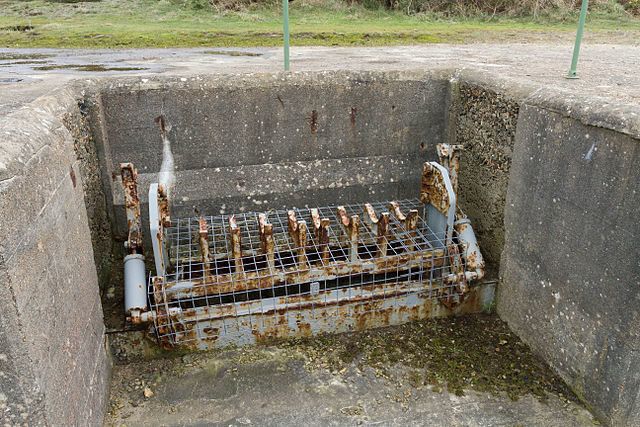 Mechanical lift within a gun emplacement. It raised shells from an underground storage room up to the gun/ Author: Danrok – CC BY-SA 3.0