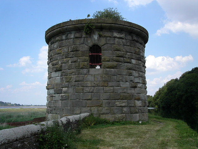 Close-up of the swing bridge tower on the eastern approach to the Severn Railway Bridge. Author: Vincent Jones – CC BY-SA 2.0