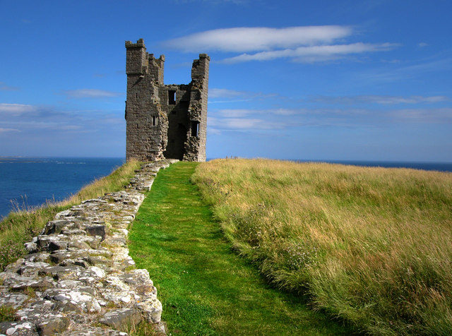 Lilburn Tower, as viewed from the edge of the outer bailey/ Author: Chris Gunns – CC BY-SA 2.0