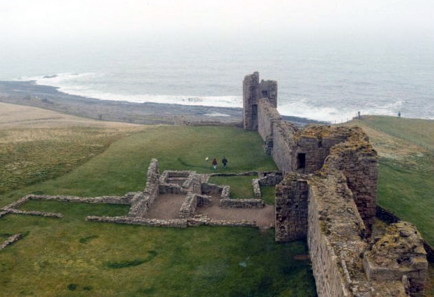 The remaining parts of the Constable’s house and complex of buildings (left), and the Constable’s Tower (right)/ Author: Paul Allison – CC BY-SA 2.0