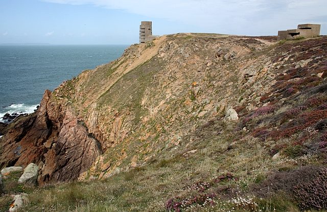 The MP3 was equipped with a Freya radar. After the famous British Bruneval raid on a German coastal radar installation in Bruneval, Northern France (Operation Biting), the tower was defended by two anti-aircraft batteries/ Author: Bob Embleton – CC BY-SA 2.0