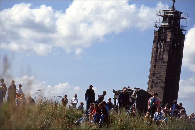 Part of the crowd watching the demolition. Author: Simon Chirgwin – CC BY 2.0