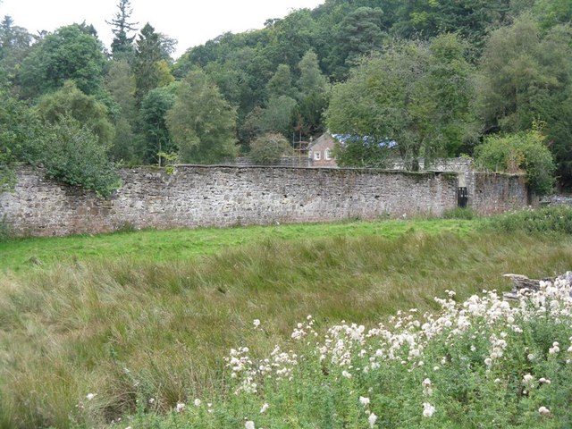 Part of the Penicuik House estate. Author: M J Richardson – CC BY-SA 2.0