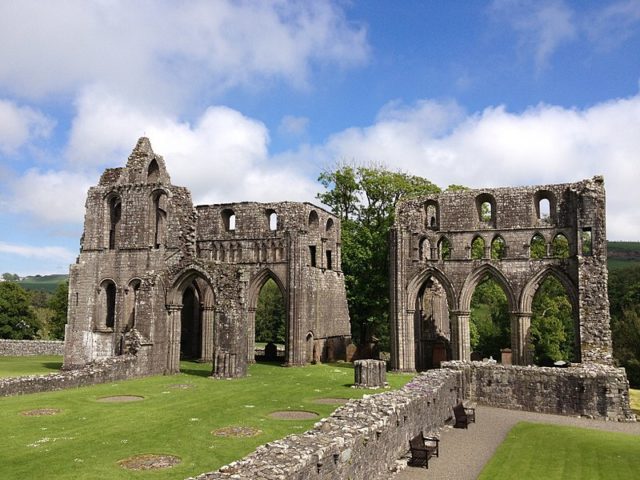 Dundrennan Abbey, Scotland. Author: LornaMCampbell – CC BY-SA 4.0