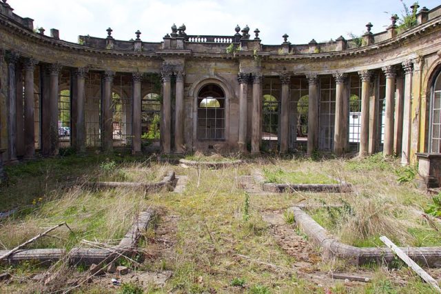 Part of the ruins in 2015. This was once the grand entrance to one of England’s finest houses. Author: Mike Peel – CC BY-SA 4.0