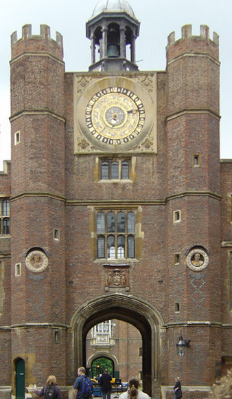 Photo of the Anne Boleyn’s Gate. Author: Richard James Lander – CC BY-SA 3.0